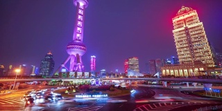 中国上海一个繁忙的十字路口发生了交通堵塞