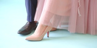 男人和女人的鞋子在蓝色的屏幕。