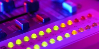 在夜总会聚会上的音响混音控制台或Dj控制台上音量的LED指示灯电平信号