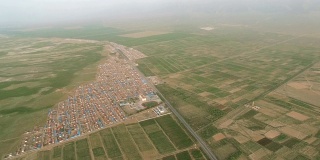 村庄和道路鸟瞰图，新疆，中国。