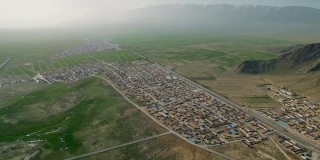 村庄和道路鸟瞰图，新疆，中国。