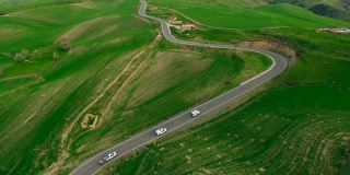 汽车在中国新疆的乡村道路上行驶的鸟瞰图。