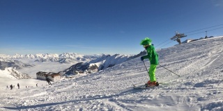 小男孩喜欢在阿尔卑斯山的冰川上滑雪