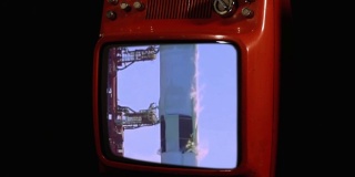 阿波罗11号土星五号火箭在红色复古电视上发射。公共领域。这段视频由美国宇航局提供。