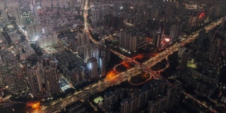 深圳晚上的交通和天际线