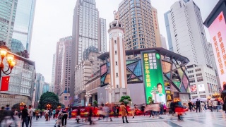 缩小人们在重庆商业中心行走的时间视频素材模板下载
