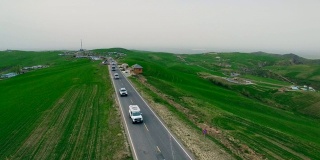 汽车在中国新疆的乡村道路上行驶的鸟瞰图。