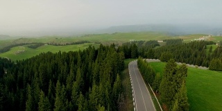 中国新疆乡村公路鸟瞰图。
