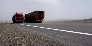 中国新疆的乡村道路。