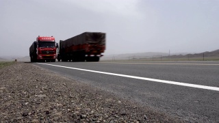 中国新疆的乡村道路。视频素材模板下载