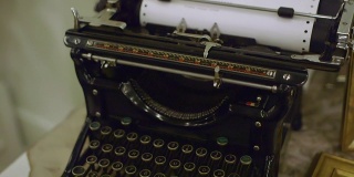 桌上的古董打字机
