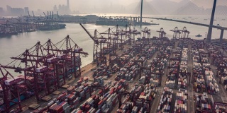 4K延时或超延时:鸟瞰图:货柜船在码头商业港口或货柜仓库，香港城市景观的商业物流，进出口，航运或运输