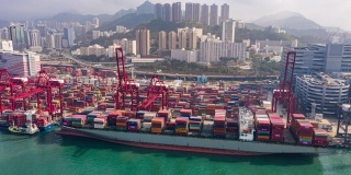 4K延时或超延时:鸟瞰图:货柜船在码头商业港口或货柜仓库，香港城市景观的商业物流，进出口，航运或运输