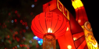 晚上，中国传统的灯笼和图案被点亮