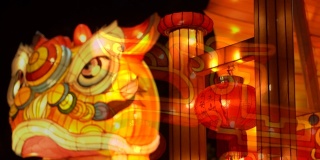 晚上，中国传统的灯笼和图案被点亮