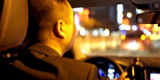 男人在晚上开车
