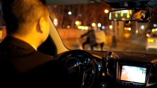 男人在晚上开车视频素材模板下载