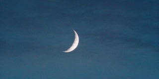 地平线上有一轮明月。月光和快速移动的云。