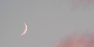 地平线上有一轮明月。月光和快速移动的云。
