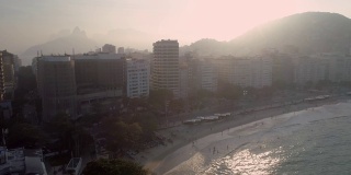 空中接近科帕卡巴纳海滩的酒店和公寓大楼，巴西里约热内卢