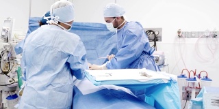 手术小组给一个无法辨认的病人做手术