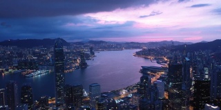 无人机在香港中环夜间拍摄的鸟瞰图。现代化的摩天大楼和大都市的高楼大厦。