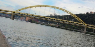 美国宾夕法尼亚州匹兹堡莫农加希拉河上的皮特堡桥