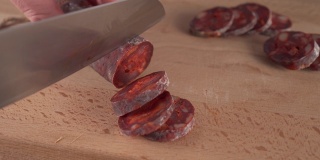 将西班牙传统自制香肠切成小块，放在木板上