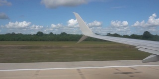 一架飞机起飞，从左边窗口拍摄