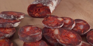 根据西班牙传统食谱在木板上切成小块的自制香肠