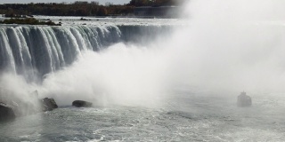 加拿大安大略省的尼亚加拉大瀑布，带观光船和雾(中/闭锁)