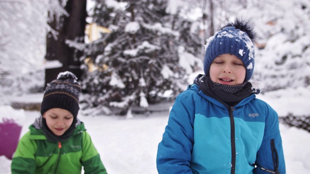 两个男孩打雪仗