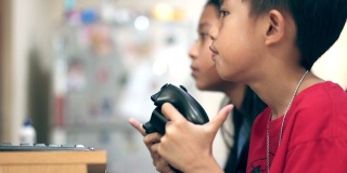 玩电子游戏的孩子专注于游戏控制器