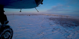 直升机从雪地上起飞