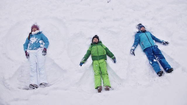 孩子们喜欢在新雪中制作雪天使