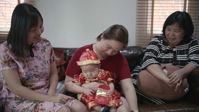 一个多代同堂的中国家庭一起庆祝春节的4K视频