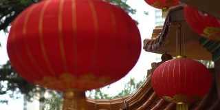 美丽的圆红灯笼挂在古老的传统寺庙，中国农历新年节日的概念