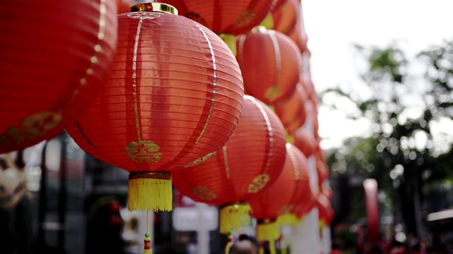 红色的中国传统灯笼装饰