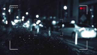 数字记录相机在市中心城区的夜晚系列-隐藏的人行道版本视频素材模板下载