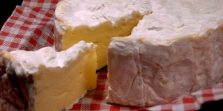 从奶酪中取出一块松软的camambert奶酪