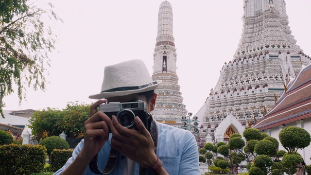 年轻的亚洲夫妇去泰国旅游。