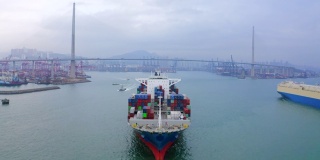 鸟瞰图前视图以码头商埠为背景的集装箱货轮，用于经营物流、进出口、航运或运输