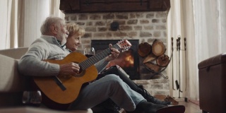 爷爷给奶奶和孙子弹吉他