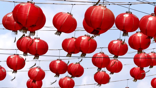 许多人挥舞着装饰中国新年的灯笼