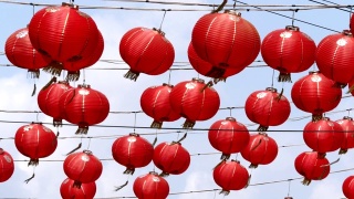 许多人挥舞着装饰中国新年的灯笼视频素材模板下载