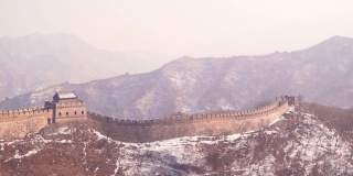 中国著名的地标长城和山脉在冬天