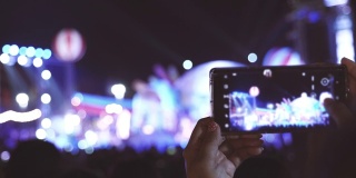 音乐爱好者用手机录制音乐会的场景，假期周末的概念，人们的生活方式