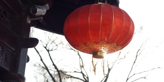 阳光透过屋顶照进寺庙的红色灯笼和螺旋香的大气镜头。中国新年