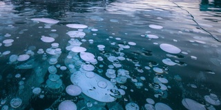 日出冻湖与冰泡时间流逝