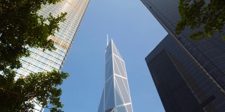 在中国香港金融区仰望写字楼建筑。商务区经济发展增长